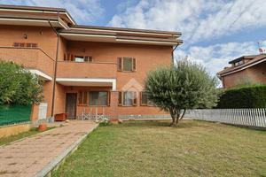 VILLA A SCHIERA D'ANGOLO A RIVAROSSA
