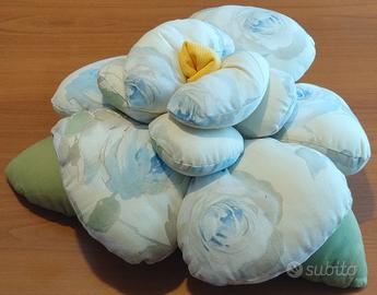 Soprammobile in tessuto a forma di fiore
