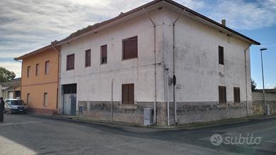 Casa bifamiliare con giardino