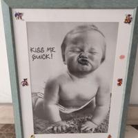 Quadro con cornice e poster all'interno.