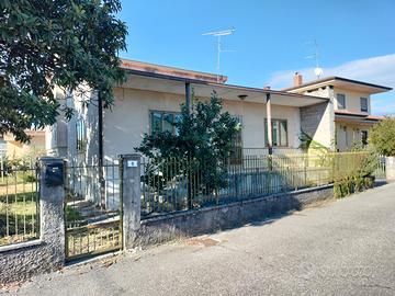 Casa indipendente con giardino e rimessa