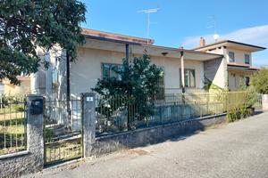 Casa indipendente con giardino e rimessa