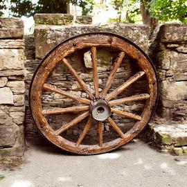 Ruota di carro antica in legno X ambiente rustico.