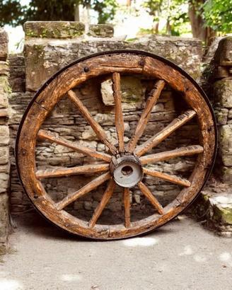 Ruota di carro antica in legno X ambiente rustico.