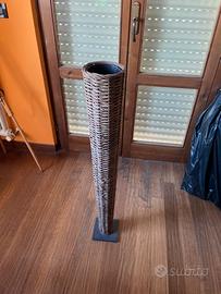 Vaso lungo marrone con decorazione in legno