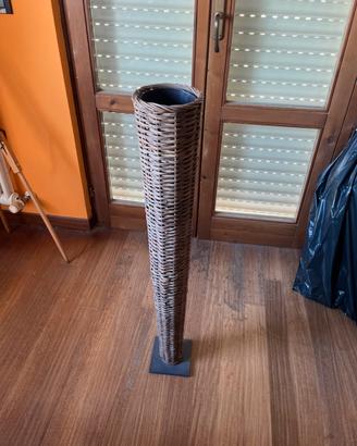 Vaso lungo marrone con decorazione in legno