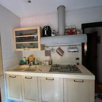 Cucina completa con forno e frigo da incasso