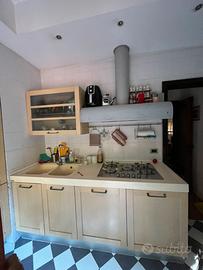 Cucina completa con forno e frigo da incasso