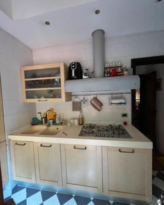 Cucina completa con forno e frigo da incasso