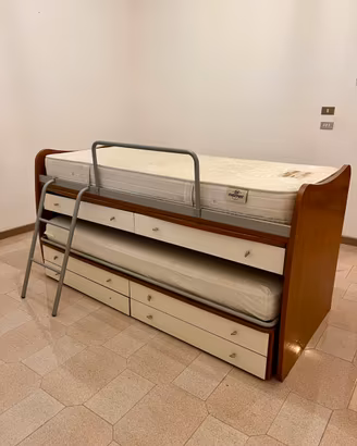 Struttura letto in buone condizioni