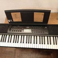 Tastiera Yamaha PSR-E383 +
Cuffie AKG K52