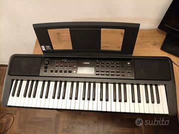 Tastiera Yamaha PSR-E383 +
Cuffie AKG K52