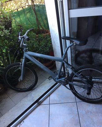 Bicicletta  BMX free style con pioli,ruota 20