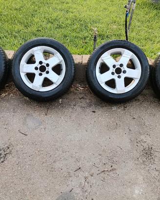 Cerchi in lega completi di gomme 