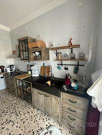 Cucina in legno massello di pino grigio