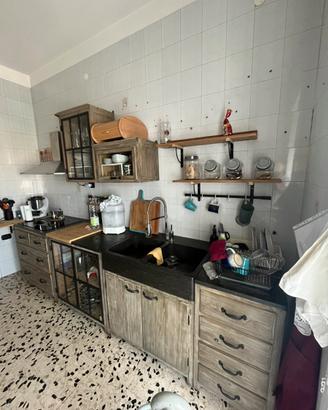 Cucina in legno massello di pino grigio