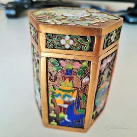 Porta tabacco orientale  esagonale è realizzato in