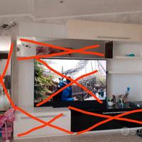 Parete attrezzata con mensole e pensile sospeso