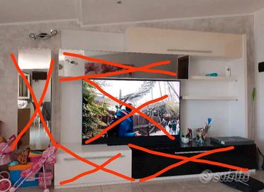 Parete attrezzata con mensole e pensile sospeso