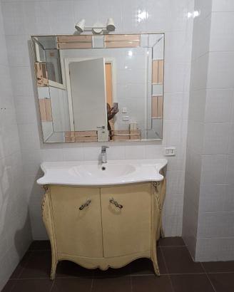 Mobile Bombato Laccato con lavabo cm.120+ specchio
