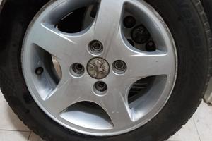 2 gomne 4 stagioni Peugeot 206 con cerchi in lega