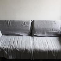 Divano letto grigio in metallo e doghe in legno