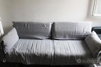 Divano letto grigio in metallo e doghe in legno