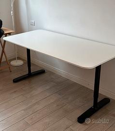 Scrivania Ikea BEKANT bianca e nera