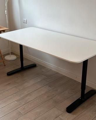 Scrivania Ikea BEKANT bianca e nera