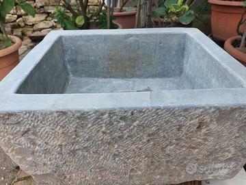 Lavabo in pietra naturale fatto a mano