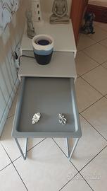 Tris di tavolini in metallo.