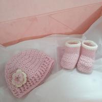 Cappellino e scarpette neonato