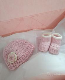 Cappellino e scarpette neonato