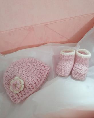 Cappellino e scarpette neonato