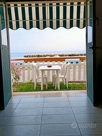 Bilocale con giardino fronte mare