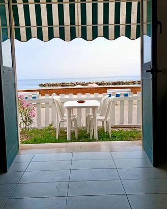Bilocale con giardino fronte mare