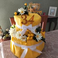 Torta scenografica, tovaglia raso e centrotavola.