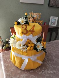 Torta scenografica, tovaglia raso e centrotavola.