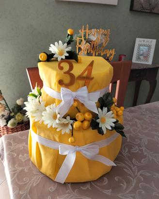 Torta scenografica, tovaglia raso e centrotavola.