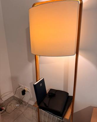Lampada da terra Maisons du Monde con ripiano
