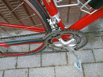 bici da corsa con forcella in carbonio