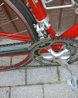 bici da corsa con forcella in carbonio