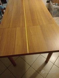 tavolo di cucina con 4 seggiole in paglia 
