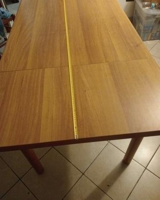 tavolo di cucina con 4 seggiole in paglia 