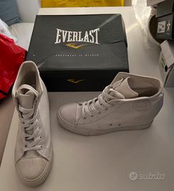 Scarpe con tacco interno