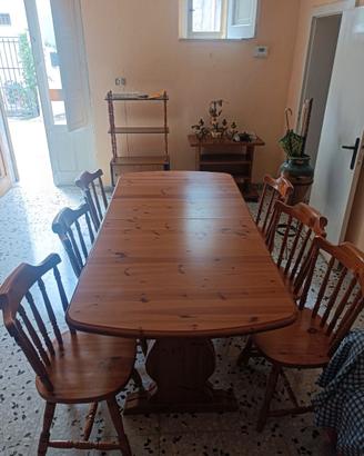 Tavolo in legno ciliegio con sedie