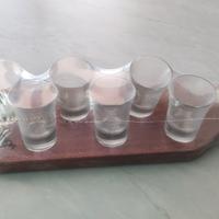 Bicchierini da liquore con vassoio in legno
