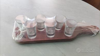 Bicchierini da liquore con vassoio in legno