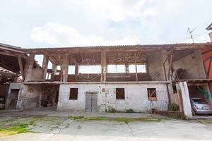 FABBRICATO SU TERRENO AGRICOLO