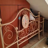 Camera da letto con reti a doghe
